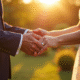 Couple mature échangeant leurs vœux en extérieur au coucher du soleil