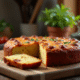 Gâteau salé au chorizo tranché sur une table en bois
