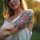 Poignet d'une jeune femme avec tatouage floral détaillé en extérieur