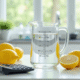 Verre mesureur d'eau avec citrons et calculatrice pour le titre
